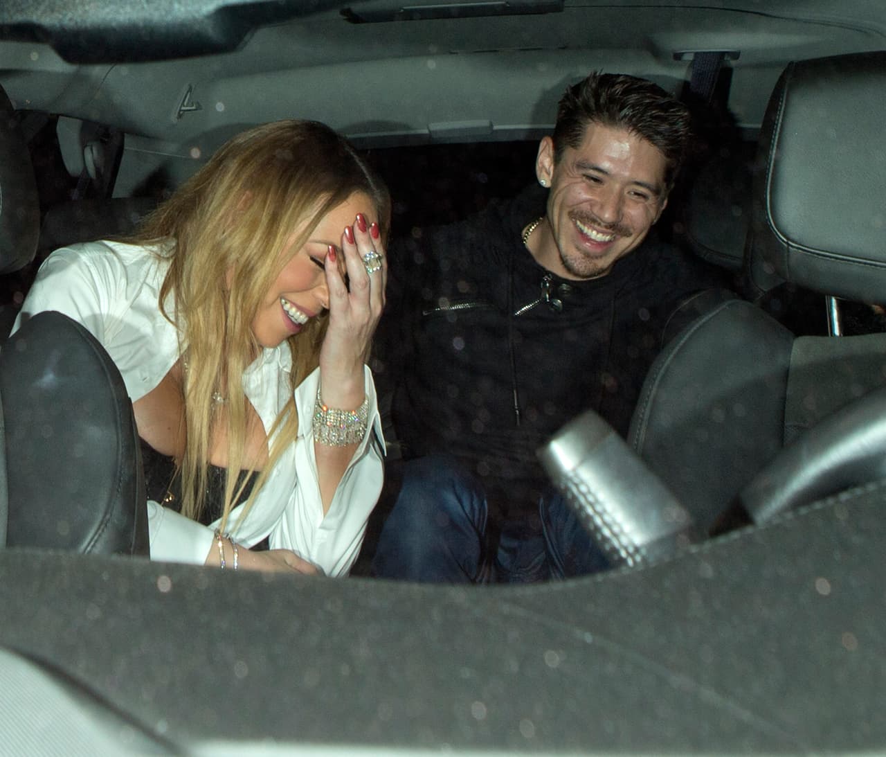 Aunque no se ha dado a conocer la razón, pero se presume que Mariah estaría saliendo con su coreógrafo.