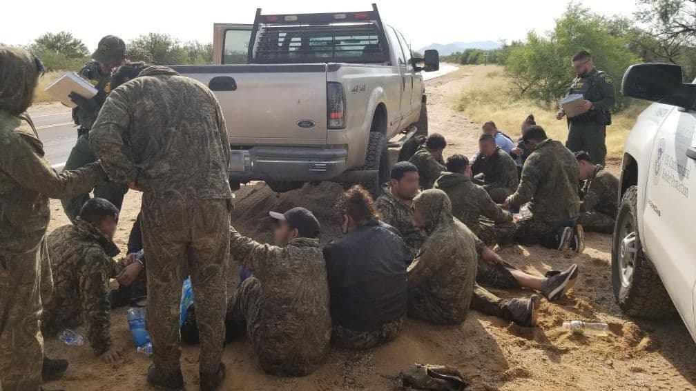 Agentes de la Patrulla Fronteriza de la estación de Tucson realizaron dos paradas de vehículos cerca de Sasabe y en total estaban transportando 27 inmigrantes indocumentados.