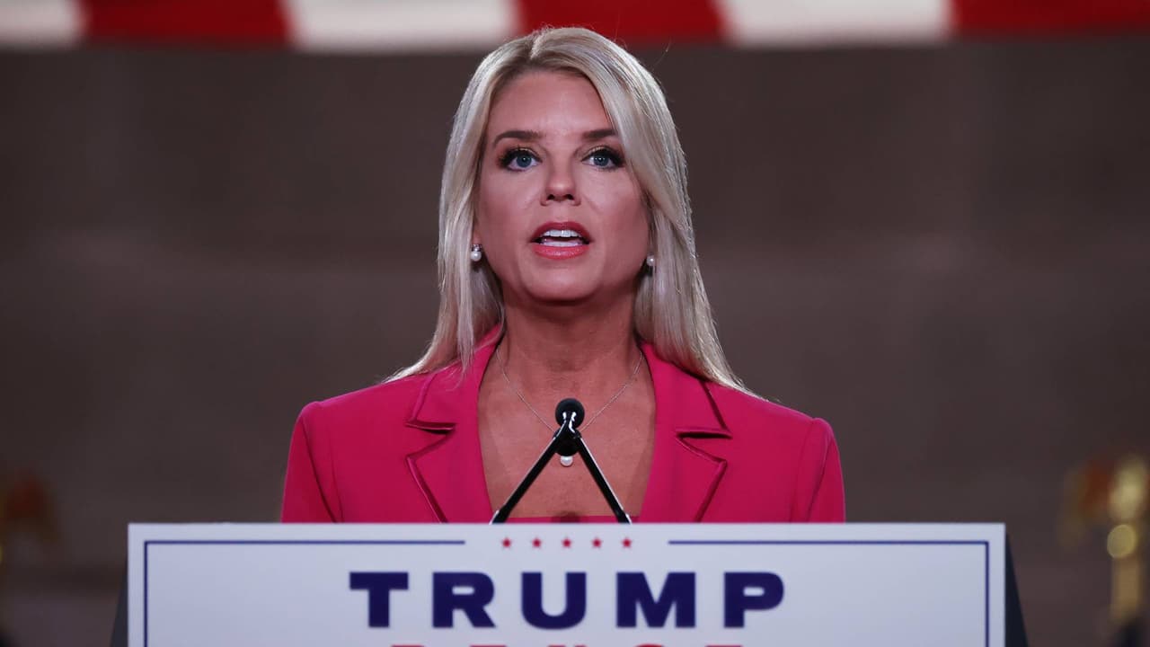 Quién es Pam Bondi, la leal aliada que Trump eligió para ser su fiscal general tras la caída de Matt Gaetz