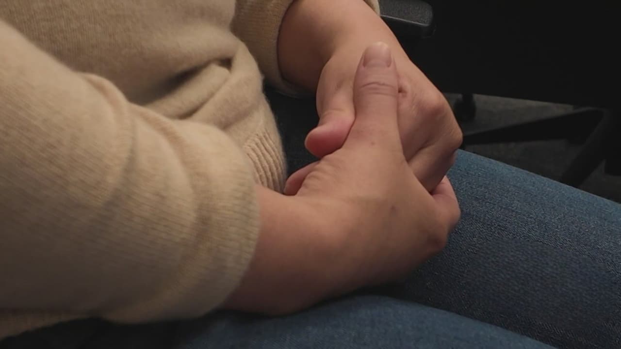 Madre hondureña denuncia haber estado 18 días incomunicada luego de ser detenida con sus hijos por ICE