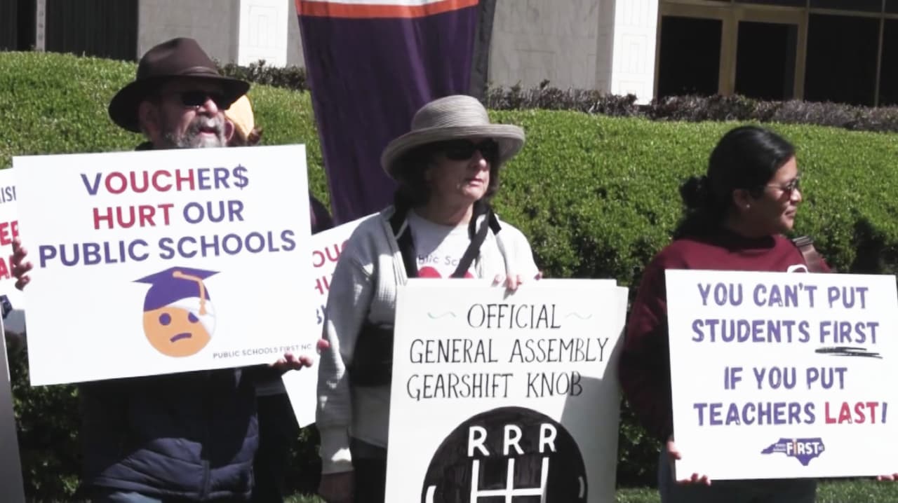 Maestros van a la Asamblea General para exigir respuesta a la crisis en las escuelas de Carolina del Norte