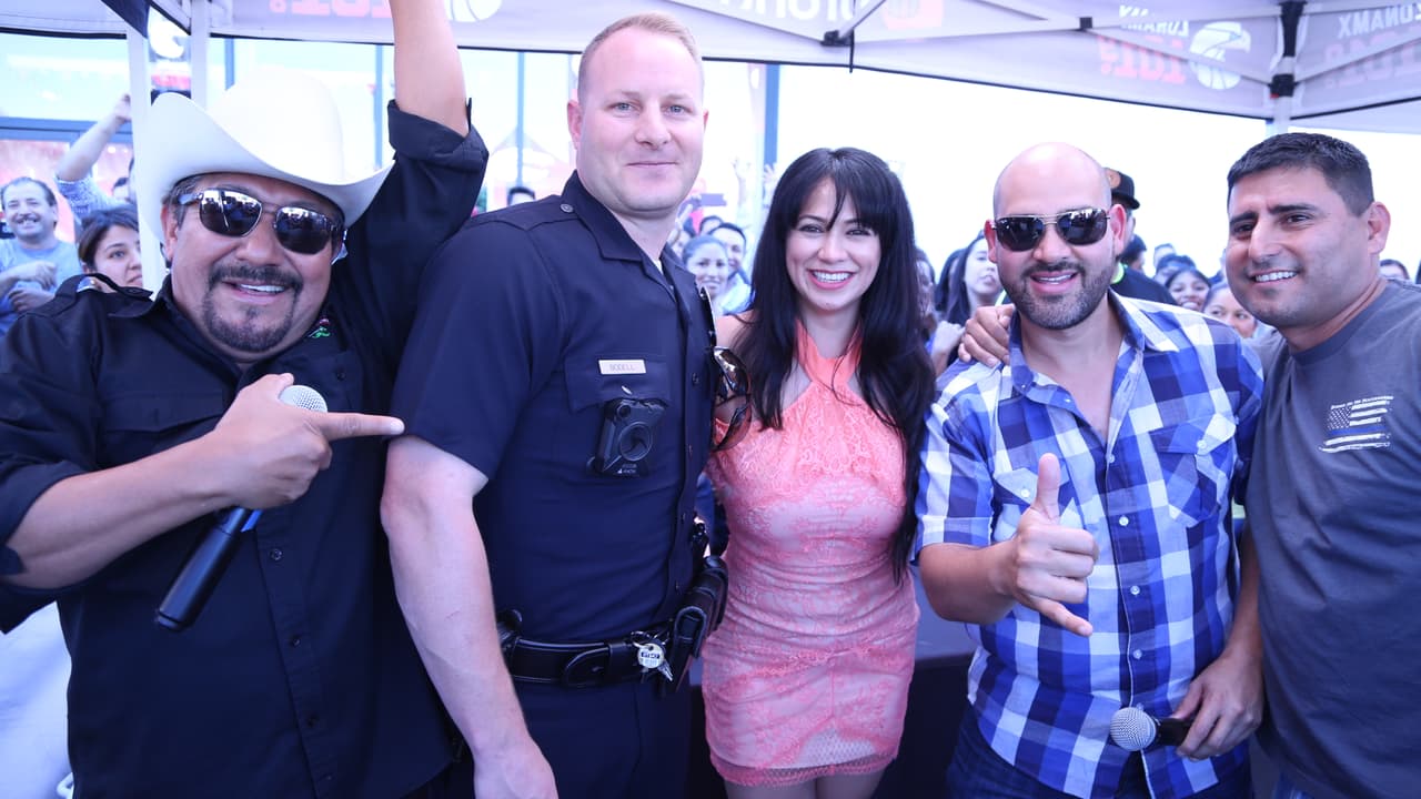 Llego la policía para poner orden, pero terminaron enamorandose de Carlita Medrano.