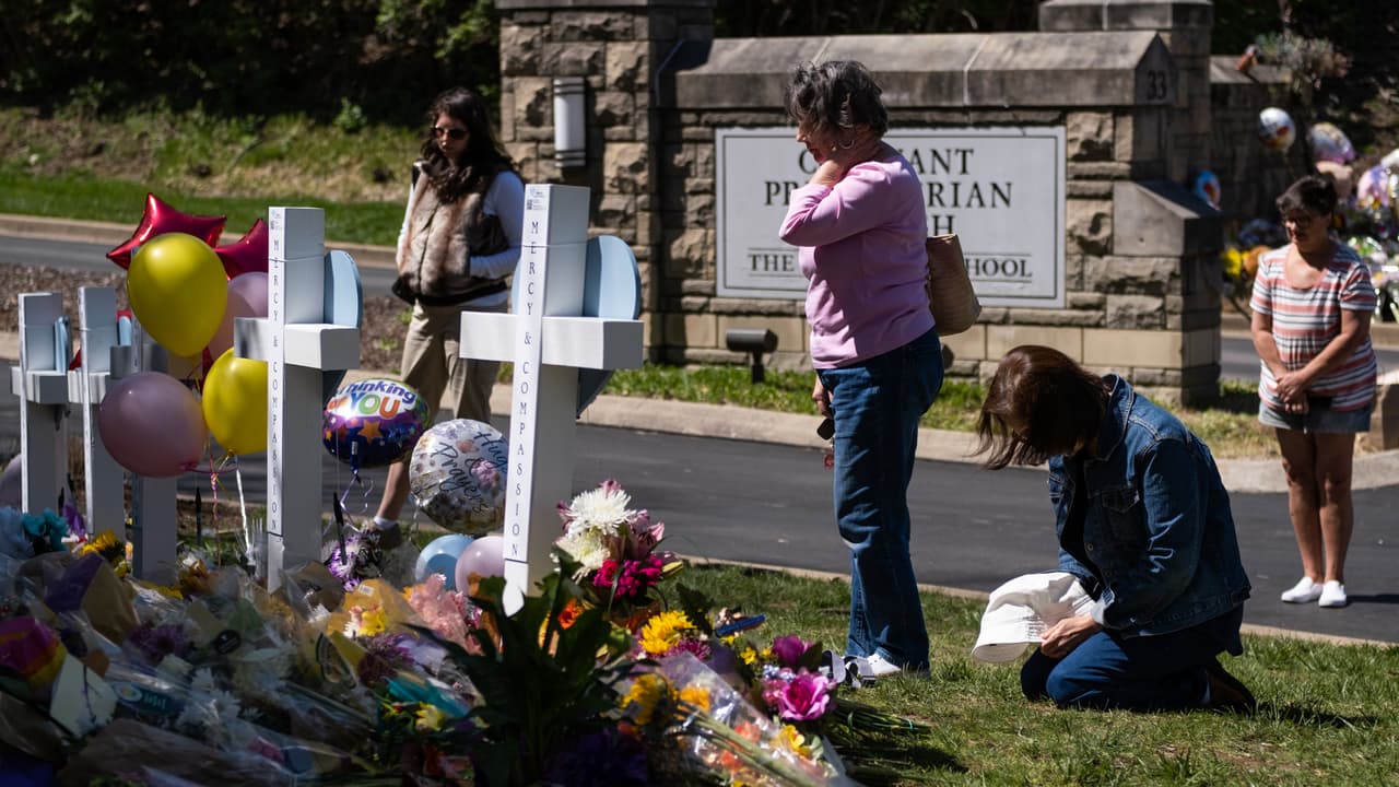 VIDEO: Con cantos, fotos, pancartas, velas y un minuto de silencio la comunidad recordó a los fallecidos y pidió hacer algo para acabar con la violencia armada en el país.