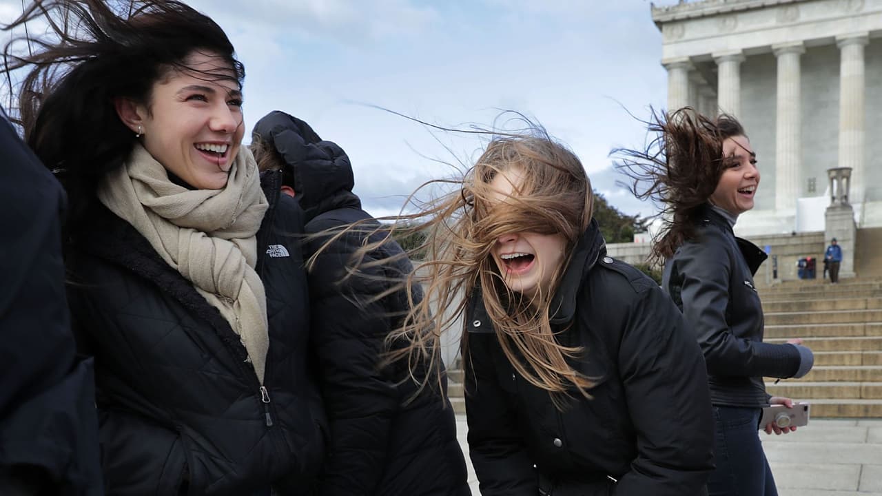 Posponer las actividades al aire libre si se ha emitido un aviso de viento o una advertencia de viento fuerte.