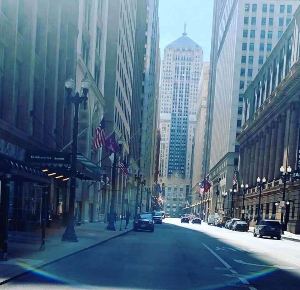 El tráfico no es un problema en estos días. Los museos, bibliótecas, varios restaurantes, instalaciones de la ciudad, del estado, y federales tambi´en están vacios.