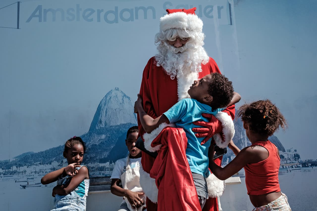 Y a Río de Janeiro también llegó Santa Claus, que saluda a unos niños en una visita al Pan de Azúcar.