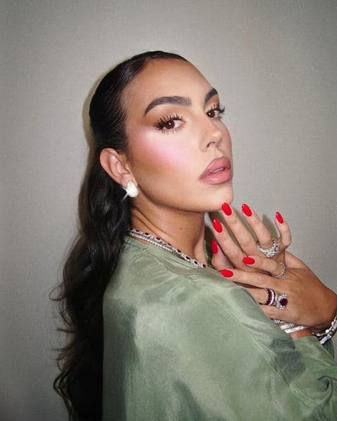 Georgina lució un aderezo de joyería, integrado por collar, brazalete y anillos, con un precio estimado de 550,998 dólares.
<br>