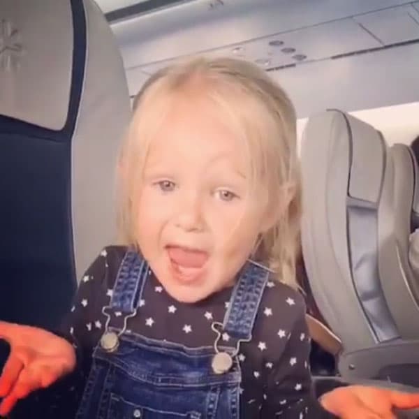 Tiene un carisma sin igual, le gusta cantar y bailar, no importa el lugar en donde esté.