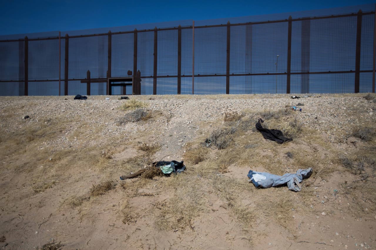 A lo largo del muro en el sector El Paso, en Texas, pueden verse decenas de pantalones, camisas y prendas de ropa interior que van dejando los migrantes a su paso.