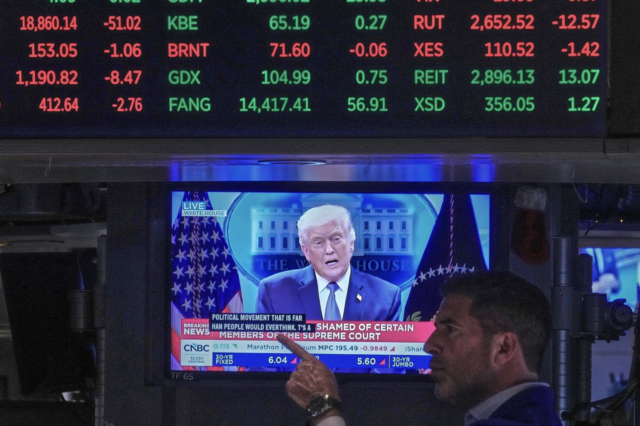 El presidente Donald Trump aparece en la pantalla de televisión dentro de la Bolsa de Valores de Nueva York.