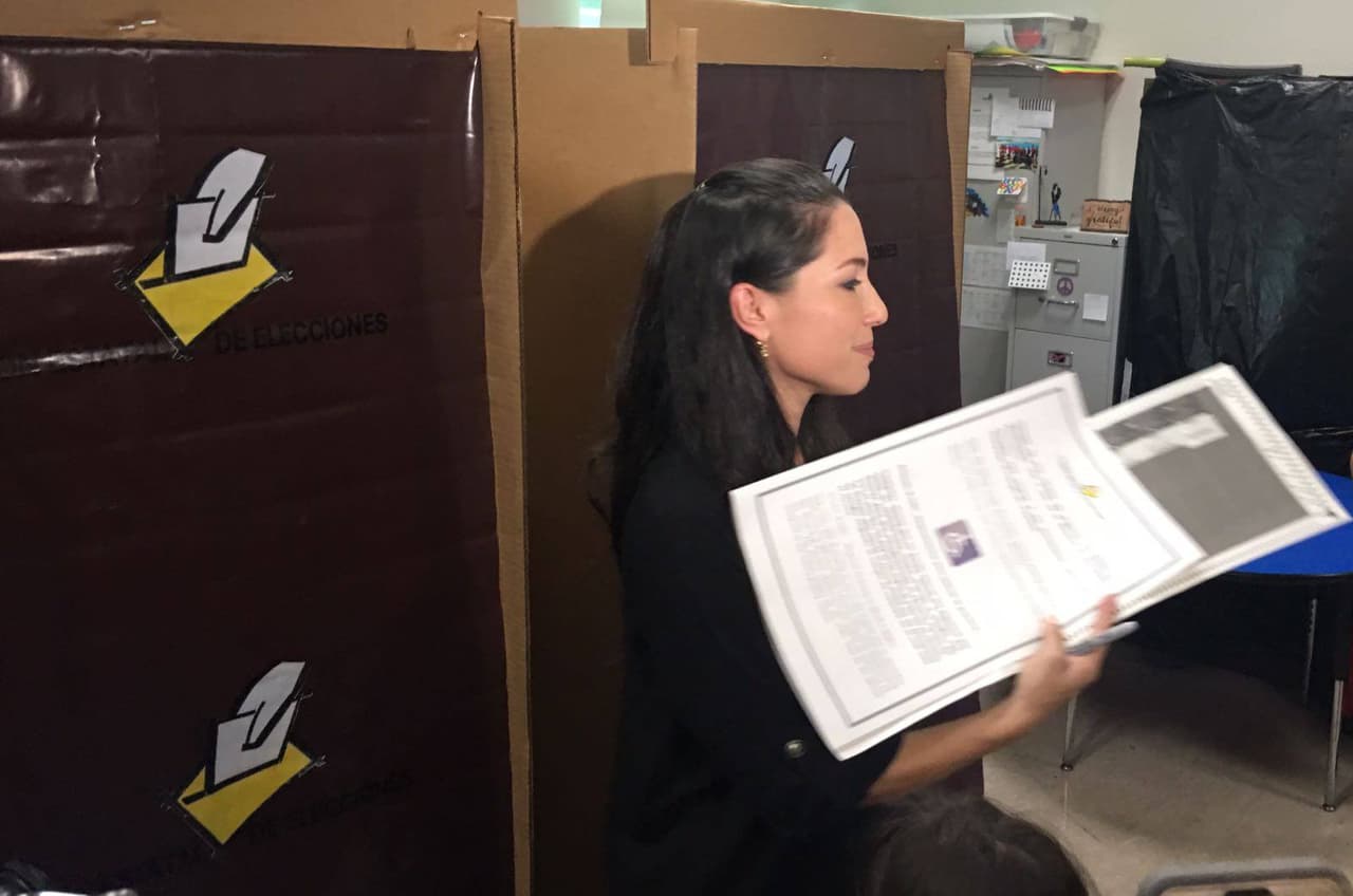 La candidata independiente Alexandra Lúgaro ejerció su derecho al sufragio en la Escuela Laboratorio de la Universidad Interamericana (CeDin).