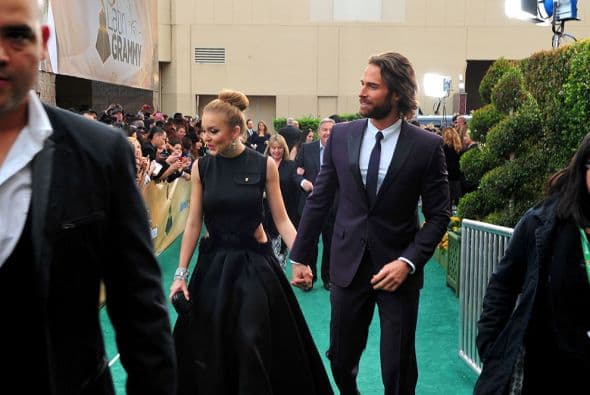 La pareja del momento está disfrutando de su amor por todo lo alto en Latin GRAMMY. Aquí te traemos su historia de amor.