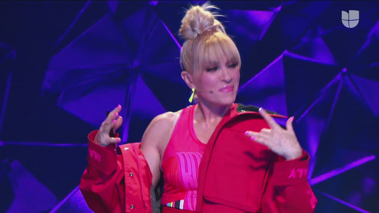 Cebra hizo que Yuri se parara de su asiento y aquí la vemos copiando uno de los pasos del equino, quien cantó y bailó el tema 'Mi Gente'.