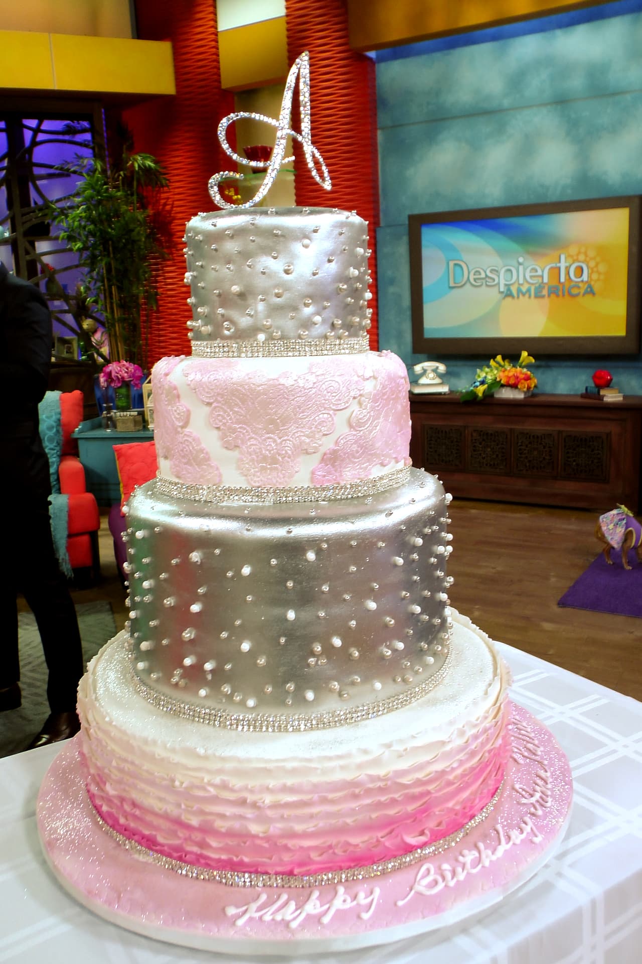 Pero Ana no llegó sola, este bello y delicioso pastel la acompañaba para celebrar con su familia de Despierta.