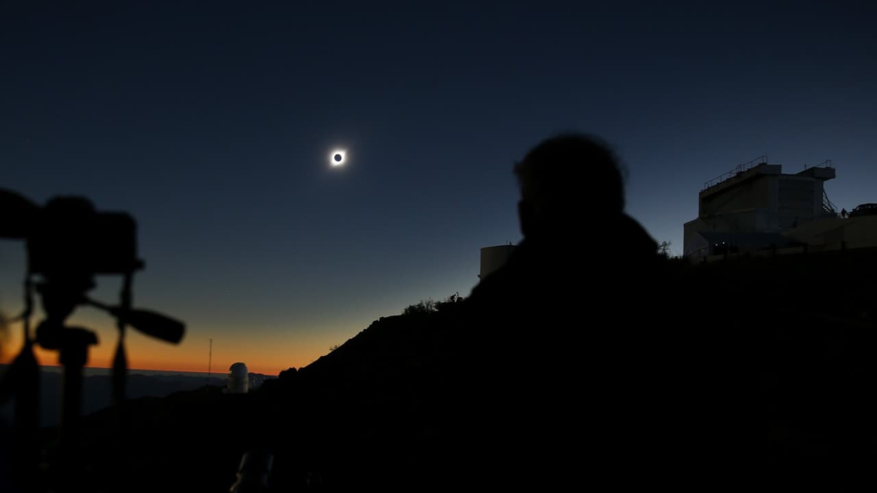 <b>En video:</b> un eclipse total de Sol se pudo observar en 2019 en extensas zonas de América del Sur, pero sobre todo en Chile y Argentina, donde cientos de adultos, niños y familias se congregaron para verlo.
