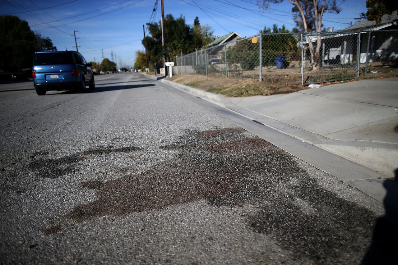 La sangre de los atacantes quedó marcada en la calle donde se enfrentaron a las autoridades.