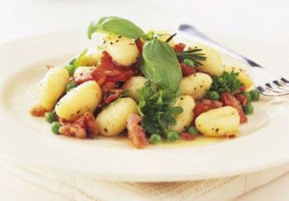 PAPAS A LA PARRILLA CON SALSA GRIEGAAliza Stern preparó esta receta fácil para Memorial Day ideal para ofrecer como botana.