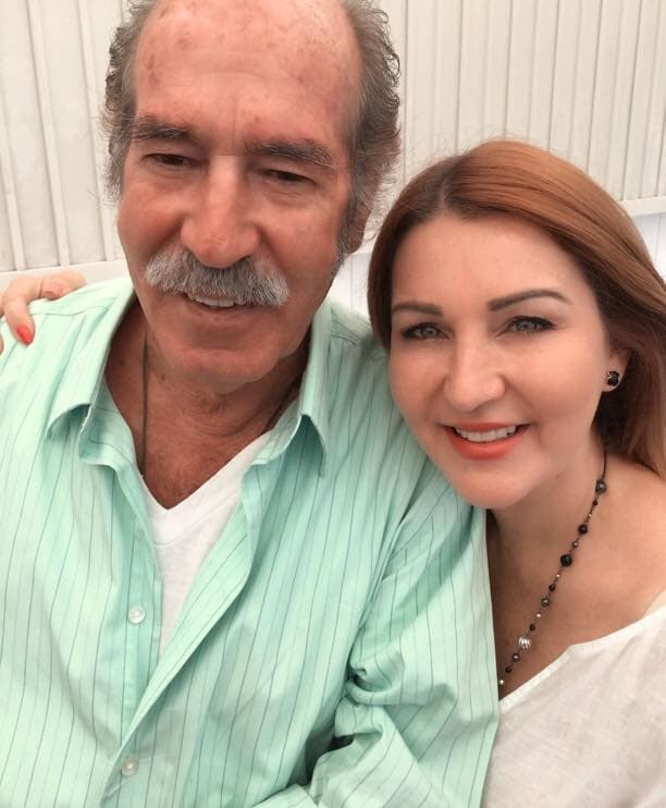 Y qué decir de don Víctor Villarreal, el papá de la cantante, un hombre trabajador que llevaba siempre a su hija a recorrer las carreteras de México con su tráiler, mientras ella, inquieta, se la pasaba hablando y cantando.