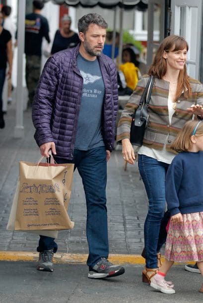 Al darse cuenta de que las cámaras no dejaban de seguirlos, Jen decidió sonreír.