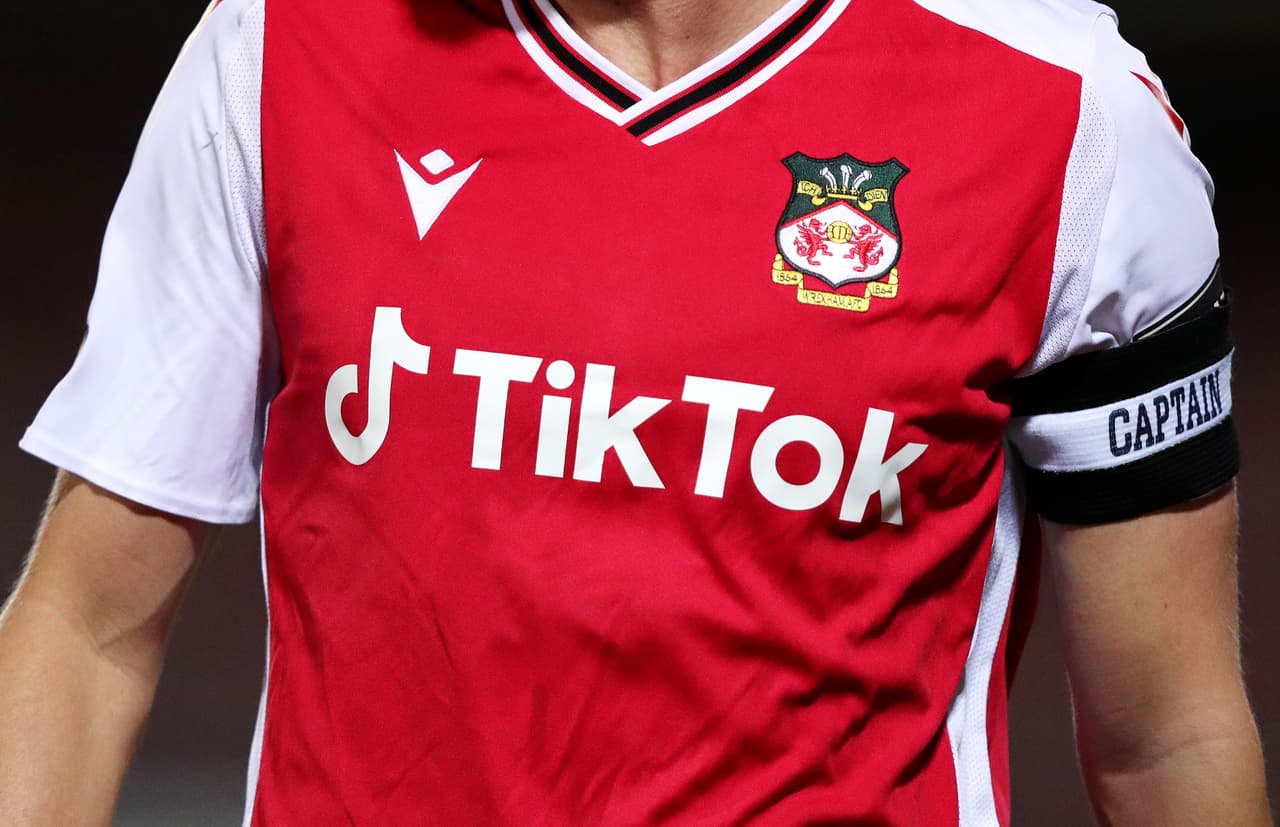 <b>Puesto 2. TikTok</b>
<br>
<br>Aumento del valor de la marca de 2020 a 2021: 158%. 
<br>
<br>Valor de la marca en 2021: 43,516 millones de dólares.
<br>
<br>Valor de la marca en 2020: 16,880 millones de dólares.
<br>
<br>Industria: redes sociales y entretenimiento.
<br>
<br>TikTok es un servicio de redes sociales centrado en los videos. Es propiedad de la empresa china Byte Dance y en 
<a href="https://www.univision.com/noticias/estados-unidos/biden-descarta-plan-de-trump-de-prohibir-tiktok-y-wechat"><u>el último año se ha convertido en una de las redes más populares</u></a>.