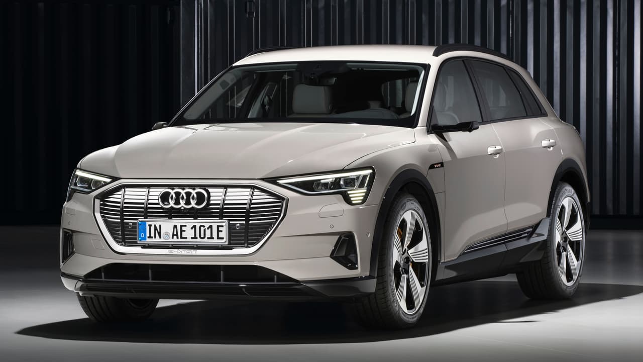 Después de 10 años de propuestas y conceptos del mismo nombre, 
<b>Audi</b> finalmente comenzará a vender la 
<b>e-tron</b>, su primera SUV 
<b>100% eléctrica</b> a partir del segundo trimestre de 2019. La Audi e-tron fue presentada al mundo en un evento en la ciudad de San Francisco, California, justo al lado de Silicon Valley el corazón del movimiento de movilidad eléctrico mundial.