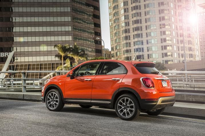 6 - Fiat 500X 2016: La fuente hace referencia a la versión POP FWD, un compacto de 4 puertas con tracción delantera y un motor de 1.4 litros capaz de entregar 160 caballos de fuerza. La cuota mensual también es de 287 dólares.