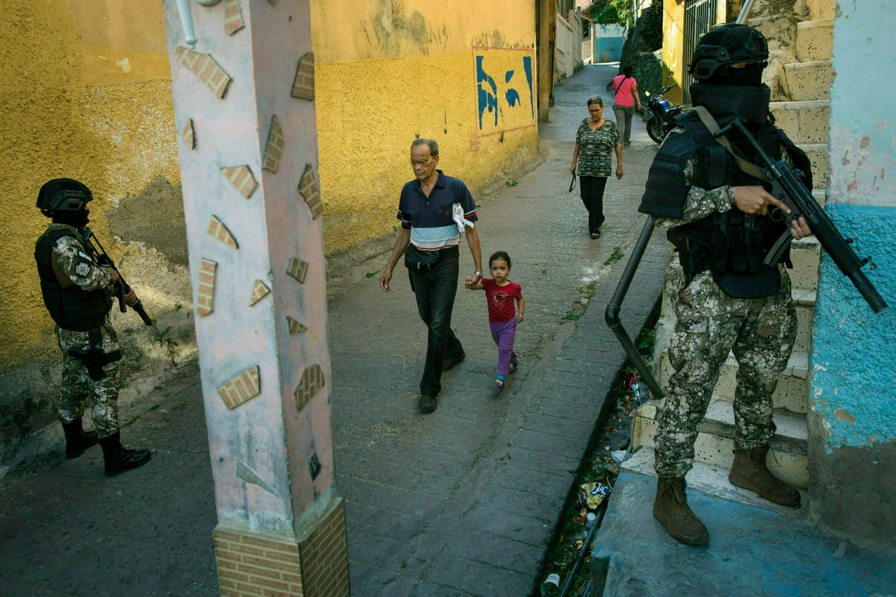 Agentes de las Fuerzas de Acciones Especiales de la Policía Nacional, un cuerpo de lite creado para operaciones contra pandilleros, patrulla la barriada de Antimano en Caracas.
