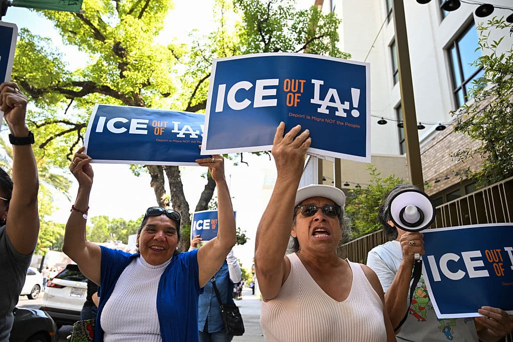 Mientras 
<b><a href="https://www.univision.com/local/los-angeles-kmex/guardia-nacional-dispersa-a-manifestantes-con-gases-lacrimogenos-a-solo-horas-de-llegar-a-los-angeles" target="_blank">en el centro de Los Ángeles, la Guardia Nacional y agentes federales dispersaban a los manifestantes con gases lacrimógenos, </a></b>o tras personas fueron llegando hasta el hotel en Pasadena donde se estarían hospedando los agentes de ICE.