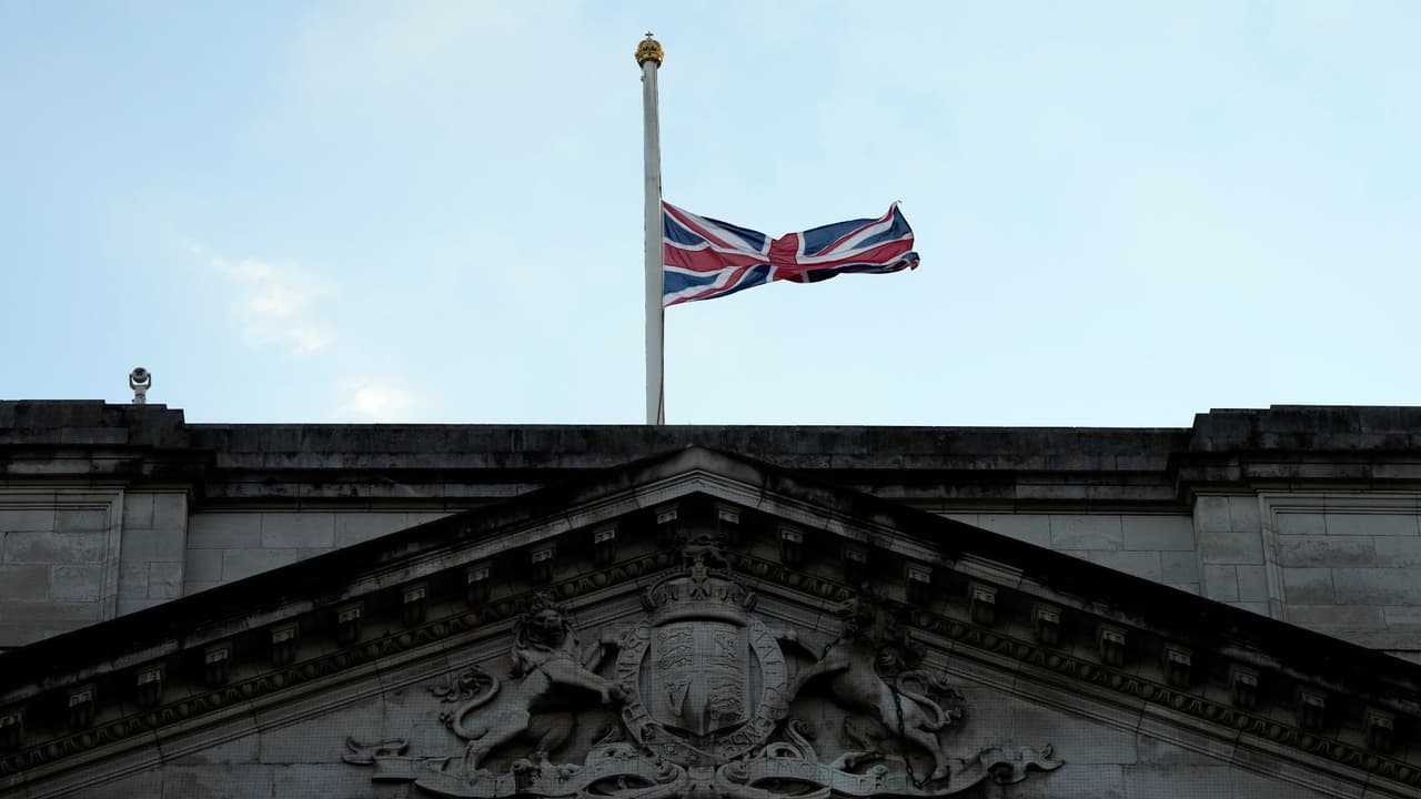 Antes de que la reina Isabel II falleciera ya estaba lista la operación 'London Bridge', un plan mediante el cual se informa de manera segura y confiable a los 15 gobiernos por fuera de Gran Bretaña, donde la monarca era jefe de Estado, y al resto del mundo sobre su muerte. El operativo, que dura 10 días, también contempla cómo será la proclamación del rey Carlos III y el funeral y despedida de la reina. 
<b>Lee aquí más información sobre <a href="https://www.univision.com/noticias/mundo/en-vivo-reina-isabel-ii-de-reino-unido-ultima-hora-estado-de-salud-8-septiembre-hoy " target="_blank">la muerte de la reina Isabel II</a>. </b>