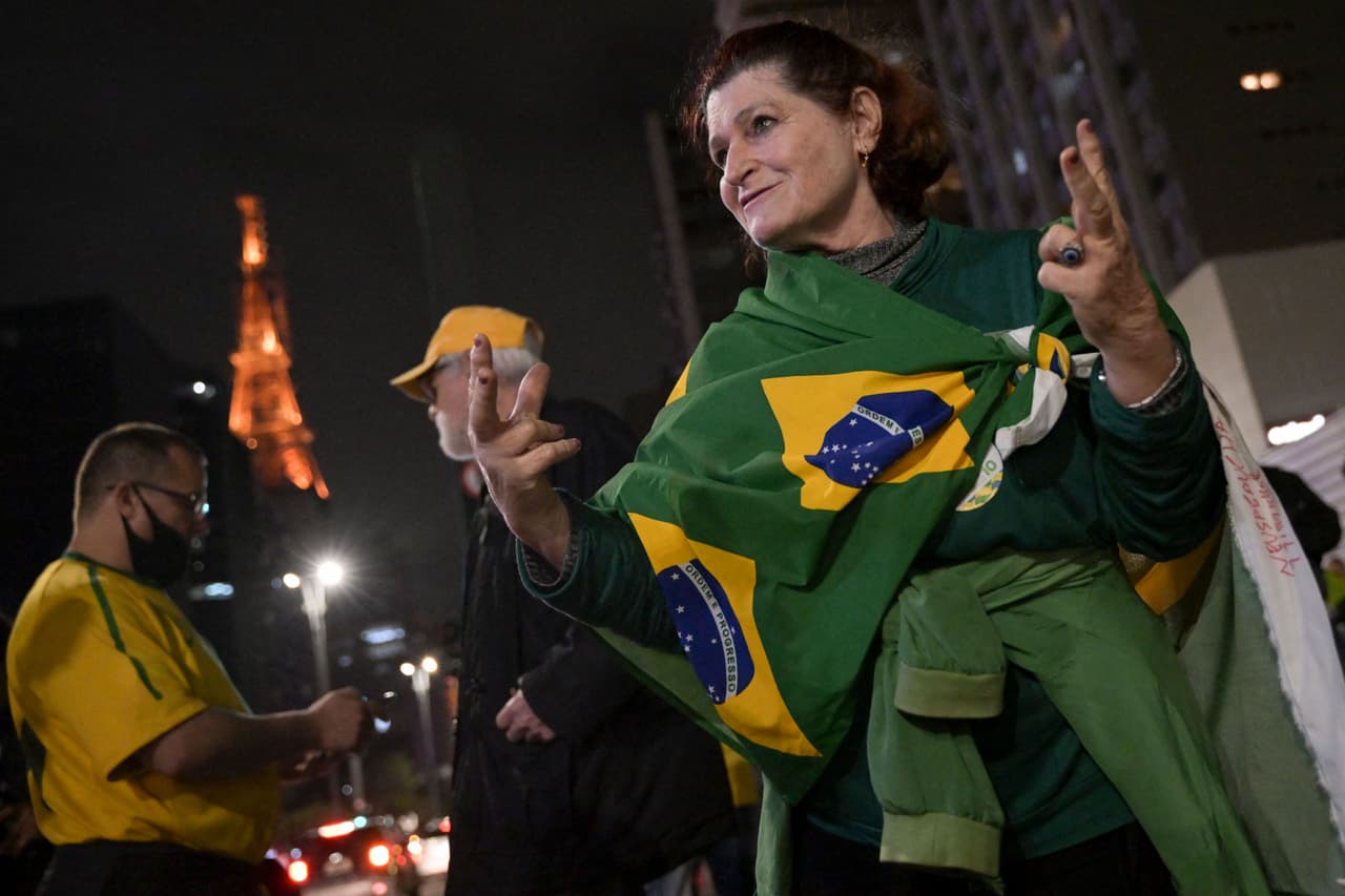 “Esto es una 
<b>gran derrota para el centro democrático</b> que vio a sus votantes migrar a Bolsonaro en un escenario polarizado", dijo a la AP Arilton Freres, director del Instituto Opinião, con sede en Curitiba. 
<b>“Lula empieza por delante, pero no le será fácil”</b>.