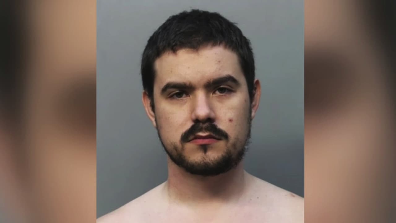 Se presenta en corte acusado de pornografía infantil en Miami-Dade: enfrenta 25 cargos