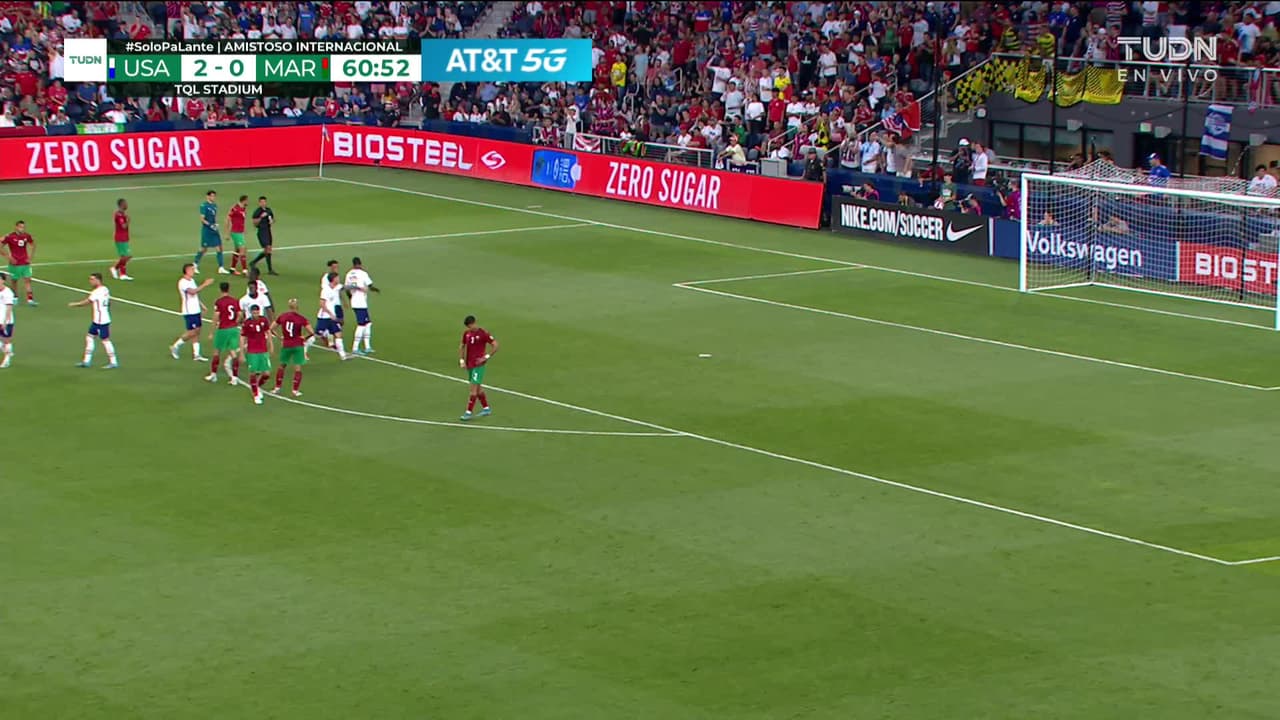 ¡TIRO ATAJADO! disparo por Brenden Aaronson.