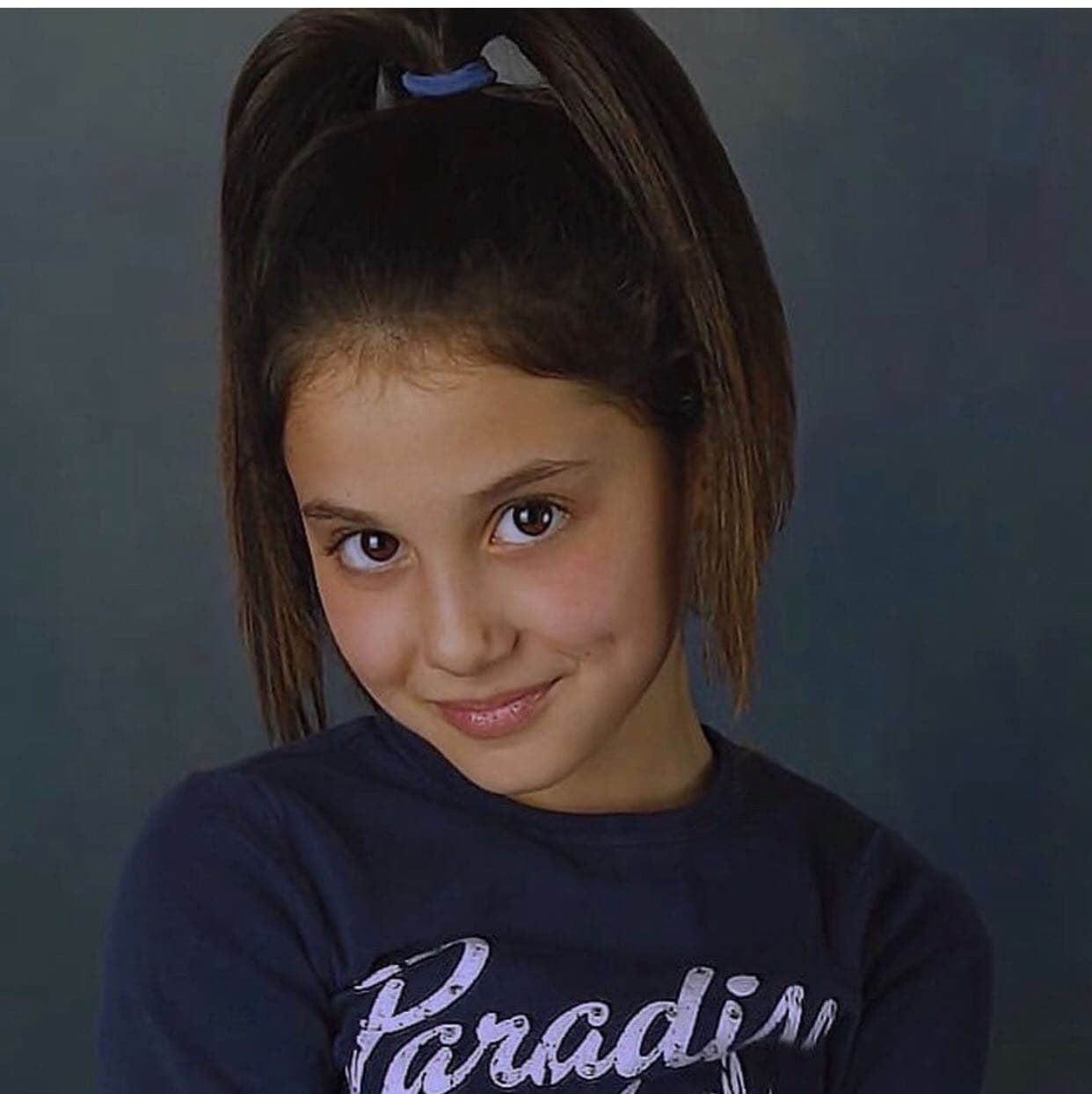 <b><a href="https://www.univision.com/entretenimiento/ariana-grande-le-ruega-a-sus-fans-que-dejen-en-paz-a-su-exprometido-pete-davidson" target="_blank">La estrella del pop</a></b> publicó esta imagen de cuando era niña y la acompañó del texto: "En todo caso... 
<b>ella es consistente</b>".