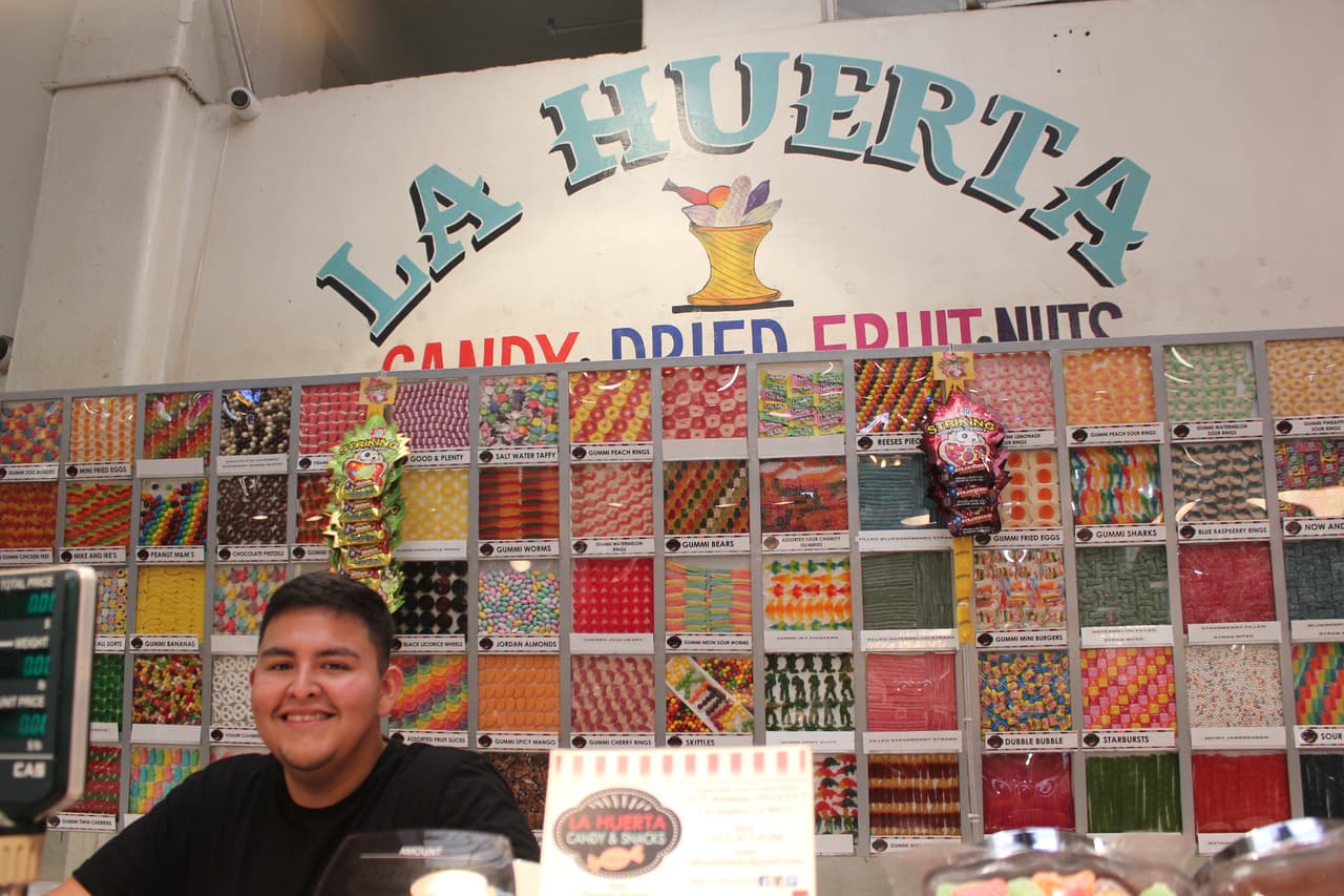 Hay otros como La Huerta Candy en donde dos generaciones se han esperado por mantener el negocio familiar hasta transformarlo en todo un icónico puesto en el que los más de 20 tipos de chiles se mezclan con gomitas dulces, para un sabor absolutamente nuevo.
