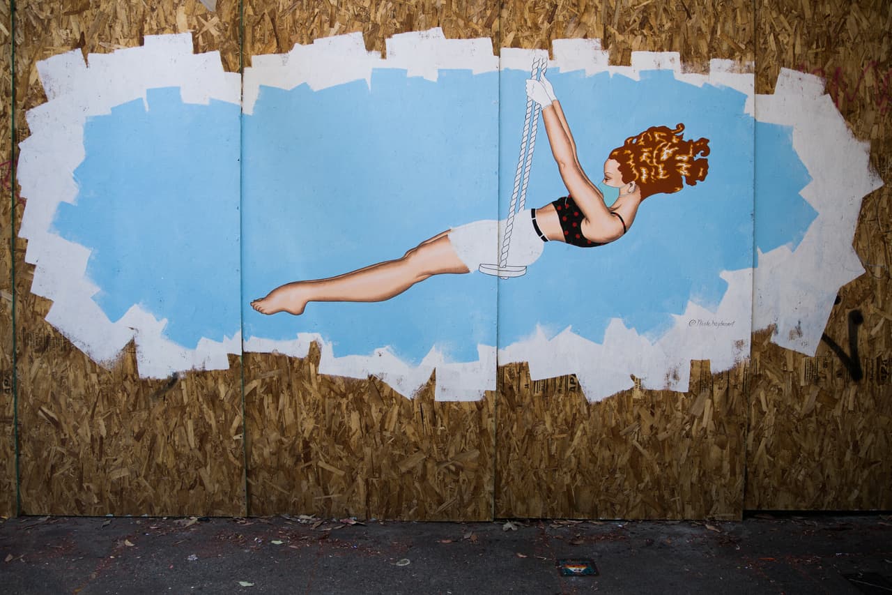 "Ahora mismo es muy importante que las personas se sientan amadas y que no parezca que ocurrió un armaguedón (...) y proveer un cierto consuelo a los residentes", dijo Duser, como se hace llamar uno de los artistas visuales que participa en el proyecto.