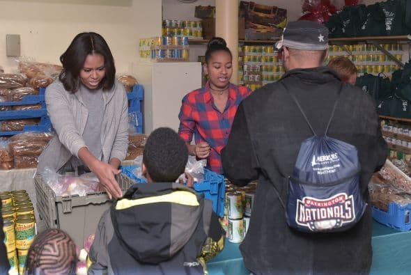 Los Obama llevaron comida a los necesitados