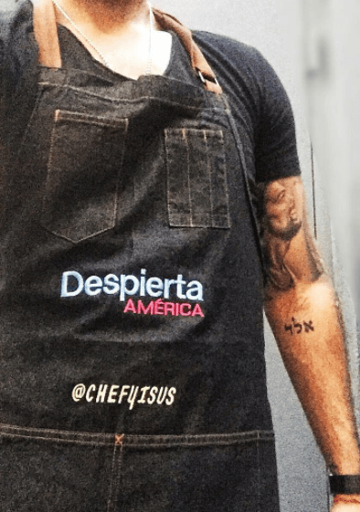 El chef Jesús lleva bien puesta la camiseta de Despierta América, o más bien el mandil de nuestra casa.