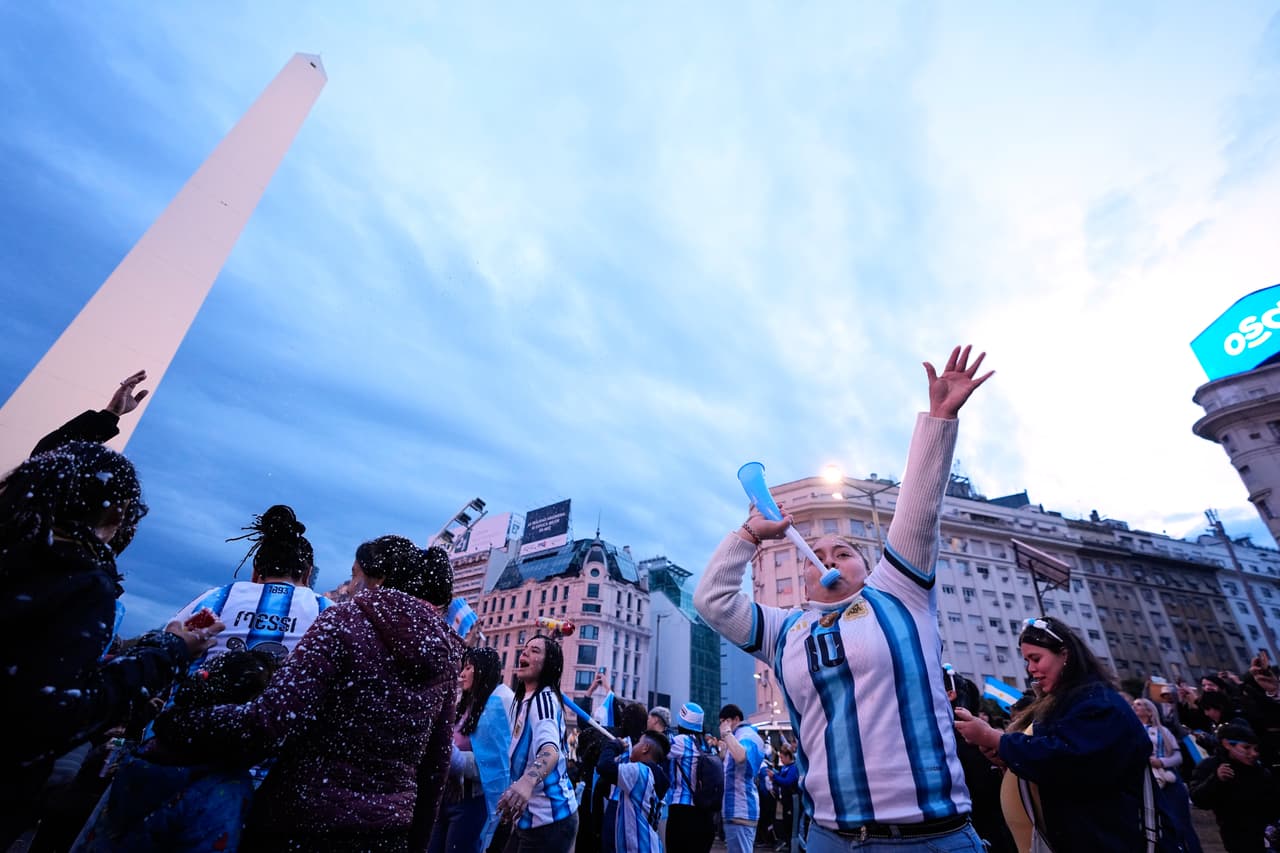 Aficionados celebran la victoria de Argentina sobre Inglaterra en el partido de semifinales de la Copa Mundial en el Obelisco de Buenos Aires, el 15 de julio de 2026.