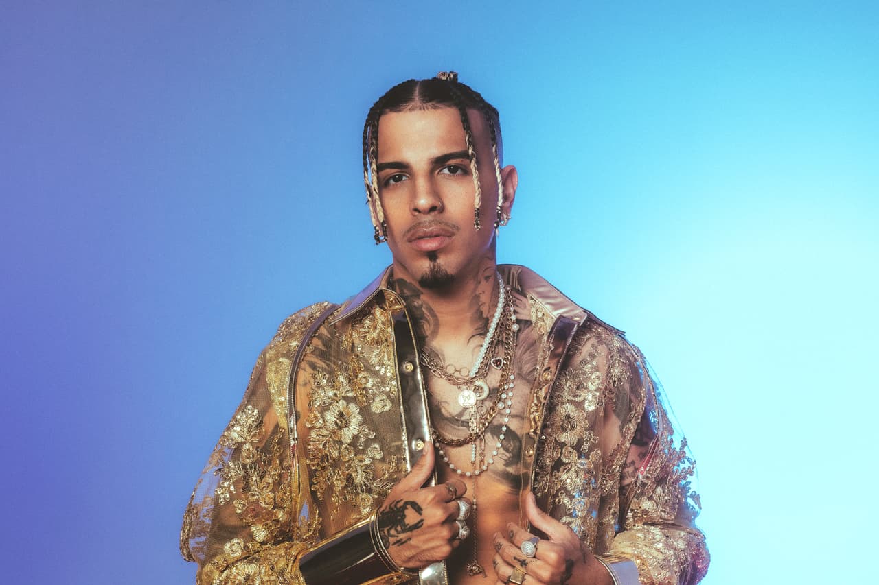 <b>Rauw Alejandro</b> además de cantar con Selena Gómez, tiene cuatro posibilidades de llevarse un galardón Premio Lo Nuestro. El cantante puertorriqueño está nominado en las categorías Artista Revelación Masculino, dos veces en la de Remix del Año por los temas 'La Cama' y 'Tattoo', y Canción del Año Urbano/Pop.