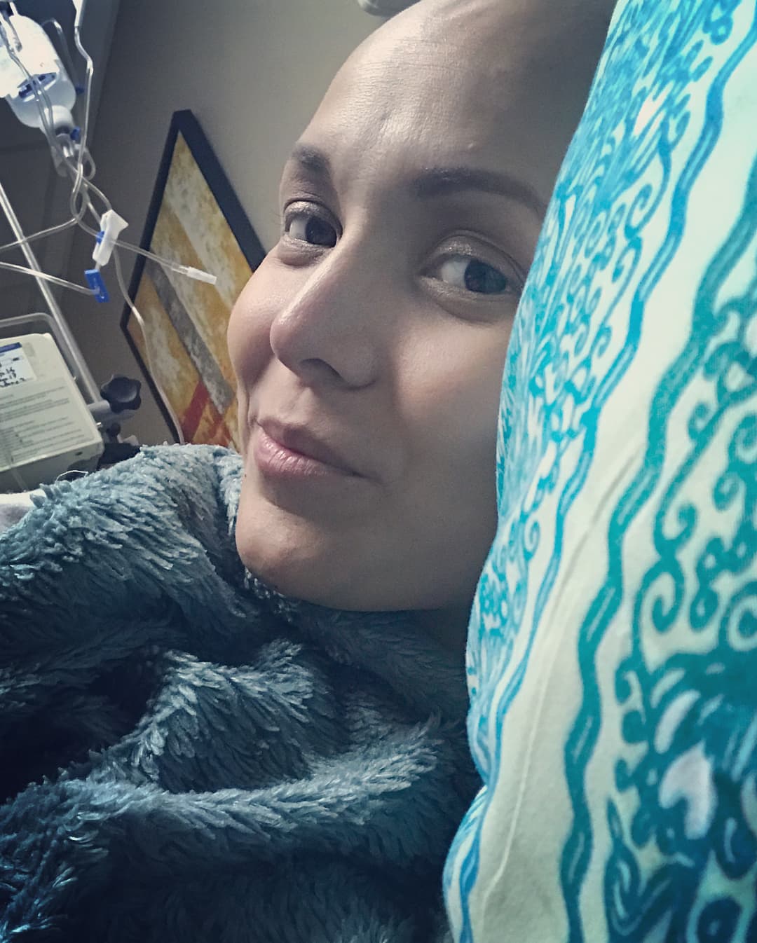 “Sé que un día nos volveremos a ver porque esa fue la promesa a la gloria hermana ‘forever’. Como niñas jugaremos siempre hasta cansarnos y reír a carcajadas, te llevaste mi corazón, pero cuando llegue me lo regresas ¿sí? porque en esta tierra solo venimos de paso y espero en Dios que un día nuestra familia esté junta nuevamente completita como antes de que partieras”, comentó en la publicación.