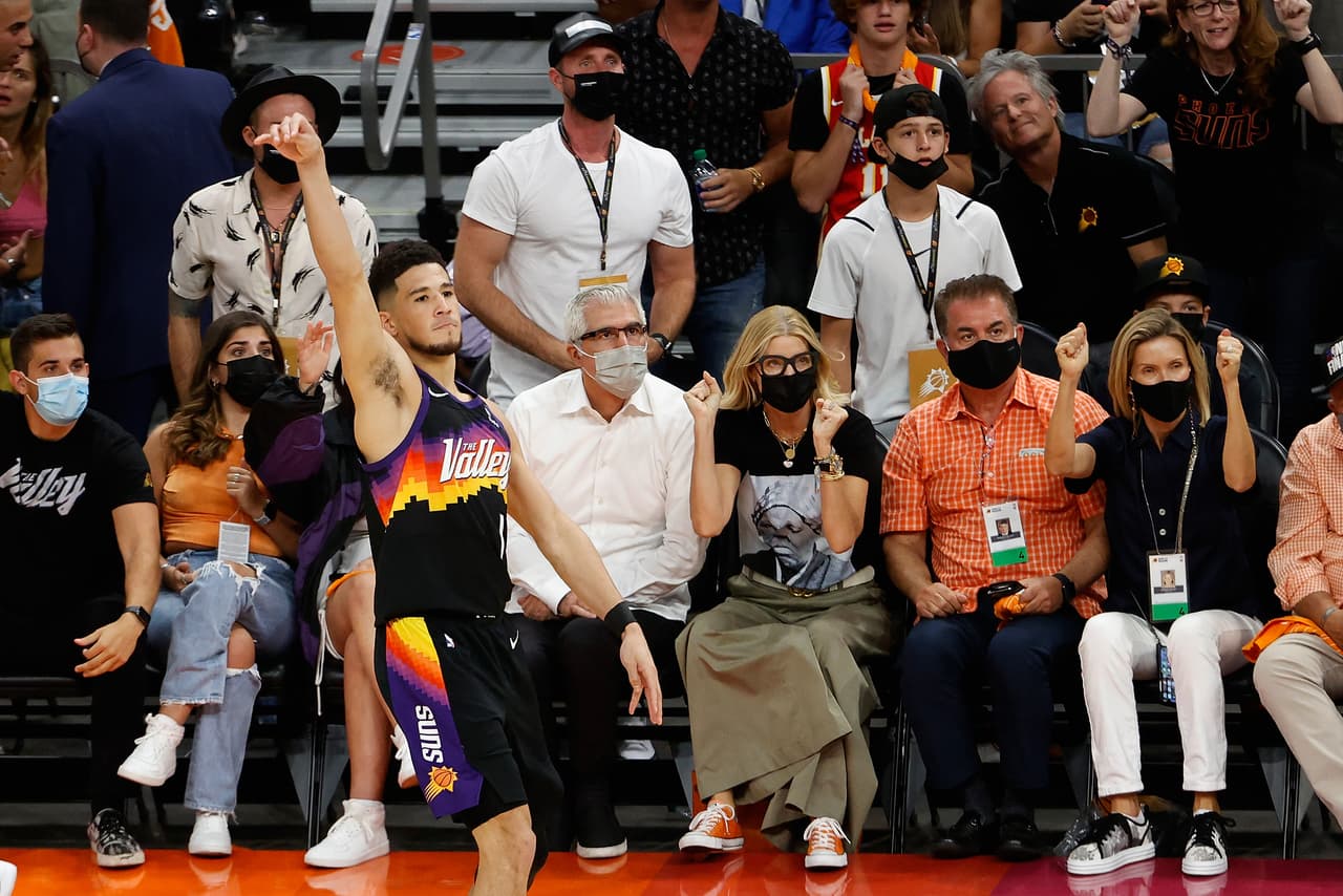 <a href="https://www.univision.com/local/arizona-ktvw/los-origenes-latinos-del-jugador-de-los-phoenix-suns-devin-booker-video">Los orígenes latinos del jugador de los Phoenix Suns</a>: El abuelo materno de Devin Booker emigró desde Sonora a Michigan, por lo que los fanáticos hispanos de los Phoenix Suns se identifican con él y le muestran admiración.
<br>