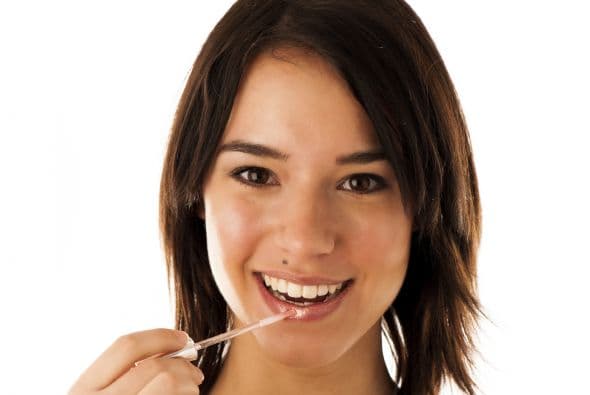 ‘Gloss’. Le da un brillo especial a tus labios y ayuda a que el labial dure mucho más tiempo.