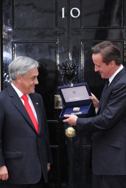 Previo encuentro con la Reina, Piñera se reunió con el Primer Ministro Británico, David Cameron a quien también obsequió una roca.