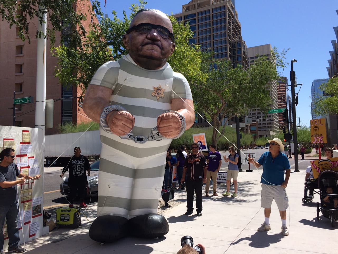 Juez retrasa decisión sobre cargos criminales contra Arpaio