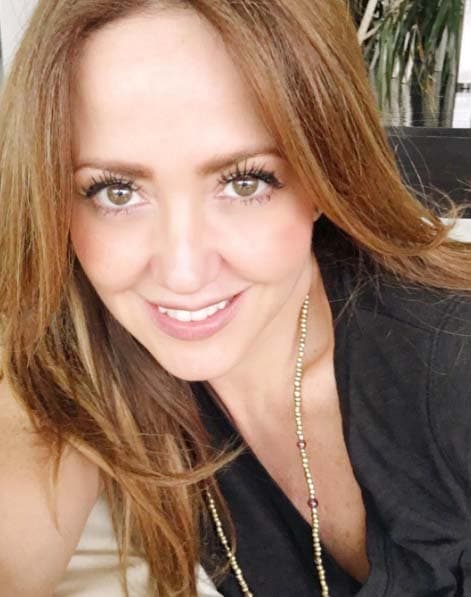 Andrea cuida muchísimo sus asombrosas pestañas. Una manera fácil y rápida de protegerlas es aplicar una poco del líquido de una infusión de manzanilla con un algodón.