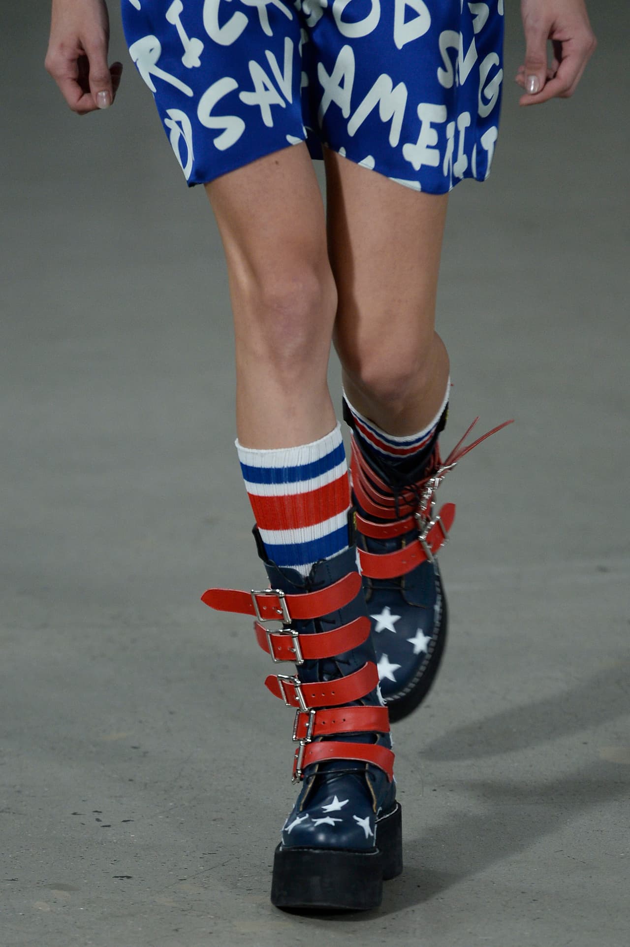 Con toques muy de la década de los noventas, la marca volvió a revivir esas botas tipo militar de amarres y correas que como si se tratara de Axel Rose se llevan con medias de fútbol. Las botas además se volvieron el lugar ideal para poner a relucir las estrellas de la bandera.