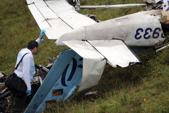 Una pequeña aeronave comercial se accidentó en una zona montañosa cercana a la ciudad colombiana de Medellín y causó la muerte de las cinco personas que la ocupaban.