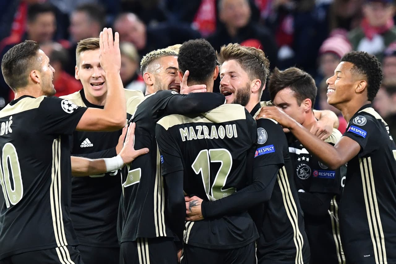 Con el 1-1 el partido se fue al descanso y por momentos el Ajax jugaba mejor que el Bayern.