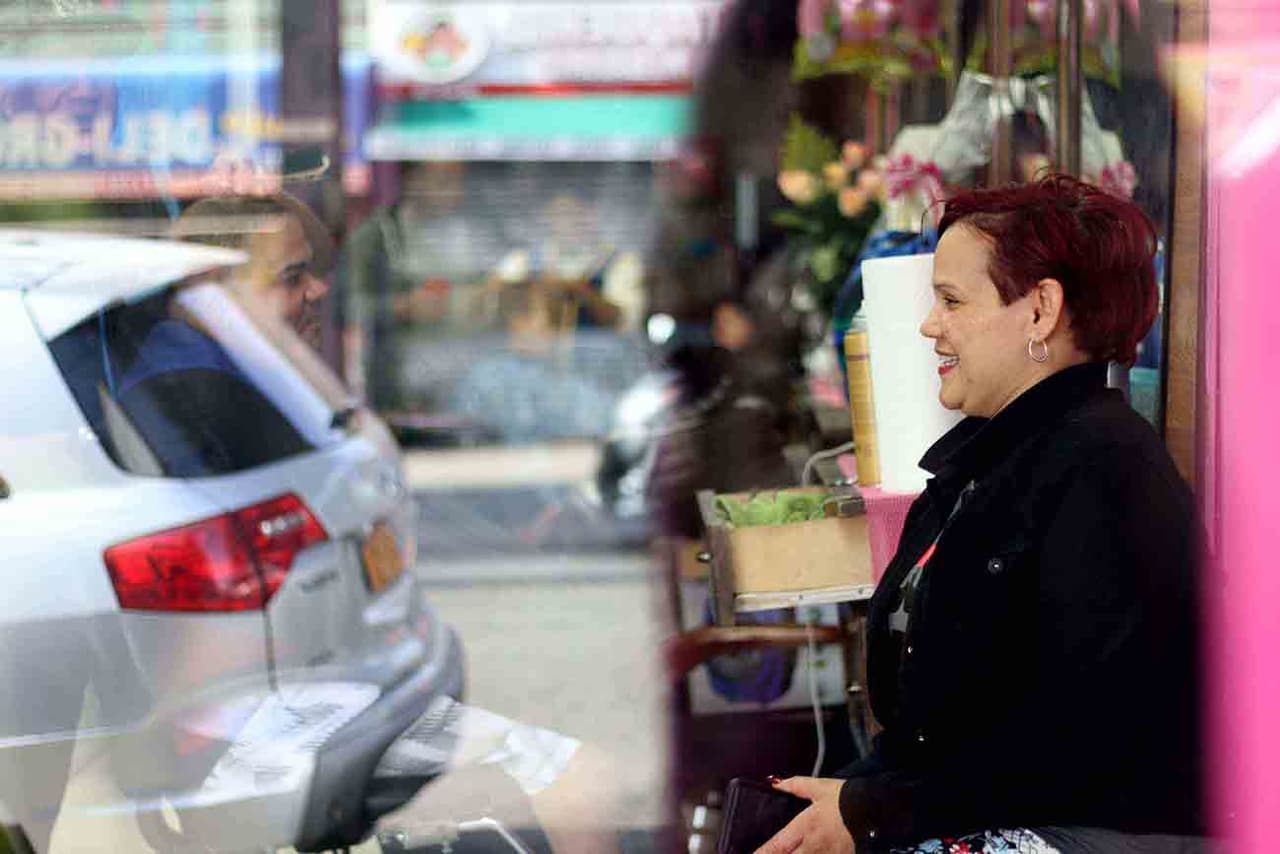 En un salón de belleza en el Bronx, Doña Bella se corta el cabello, visita amistades y da préstamos a conocidos.