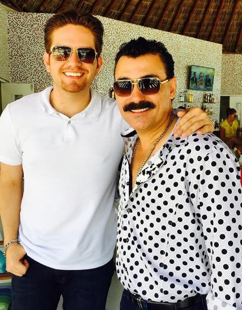 Tras bambalinas, El Chapo no dejó pasar la oportunidad de tomarse una foto con El Dasa.